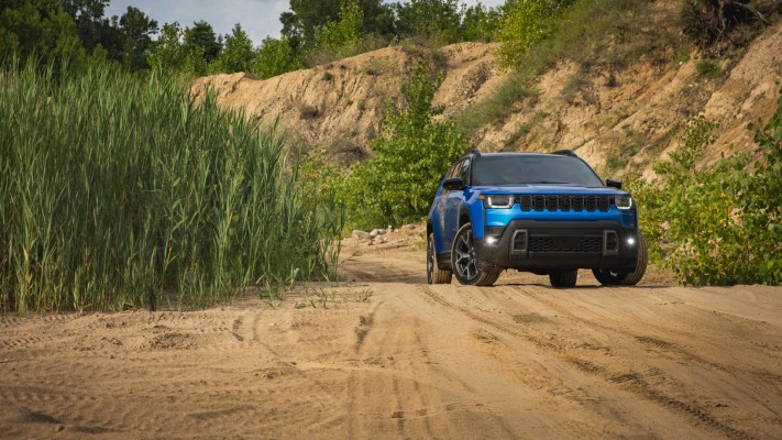 Jeep Cherokee Overland 2026. Desktop wallpaper