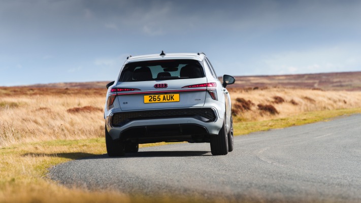 Audi Q3 TFSI Launch Edition UK Version 2026. Desktop wallpaper