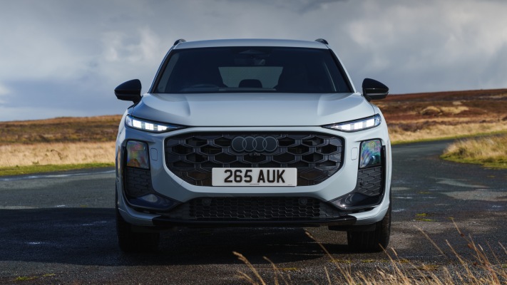 Audi Q3 TFSI Launch Edition UK Version 2026. Desktop wallpaper