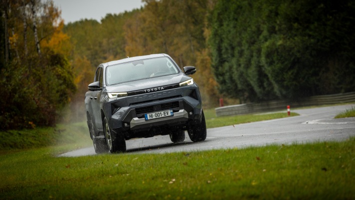 Toyota Hilux BEV 2026. Desktop wallpaper