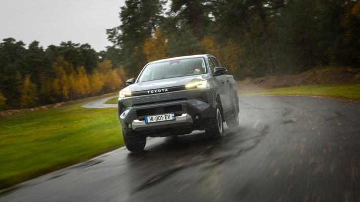 Toyota Hilux BEV 2026. Desktop wallpaper