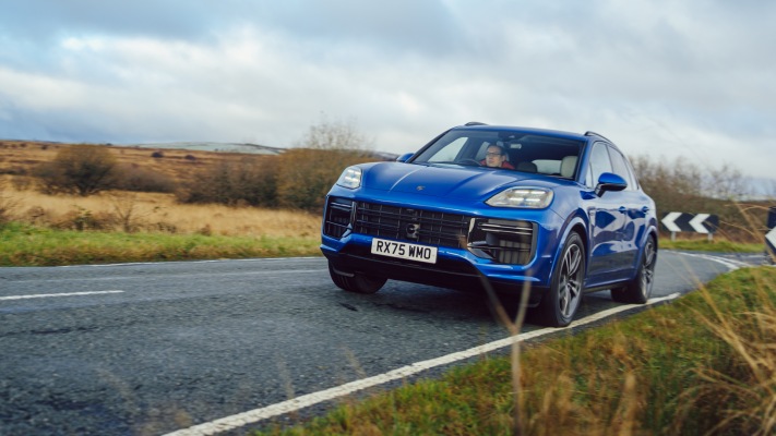 Porsche Cayenne Turbo E-Hybrid UK Version 2025. Desktop wallpaper