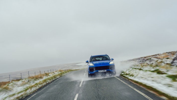 Porsche Cayenne Turbo E-Hybrid UK Version 2025. Desktop wallpaper