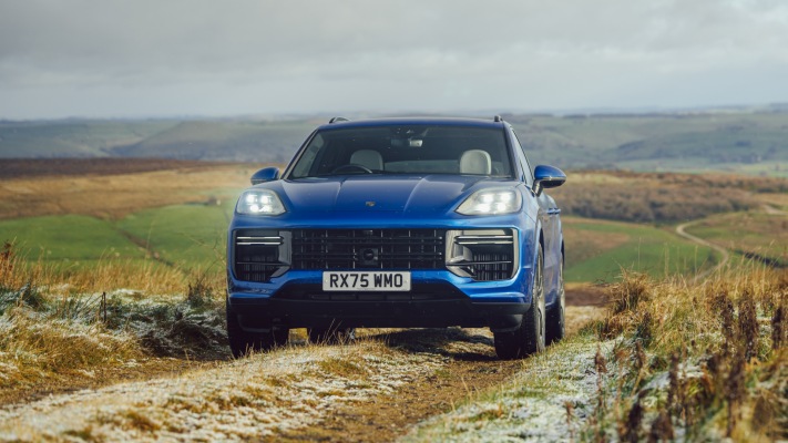 Porsche Cayenne Turbo E-Hybrid UK Version 2025. Desktop wallpaper