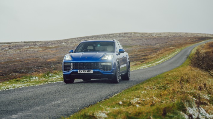 Porsche Cayenne Turbo E-Hybrid UK Version 2025. Desktop wallpaper