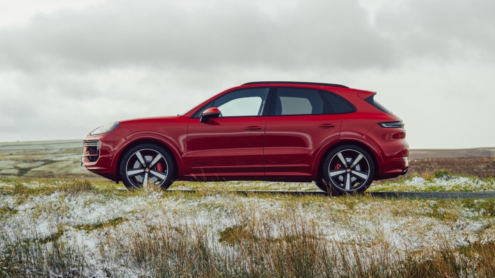 Porsche Cayenne GTS UK Version 2025. Desktop wallpaper