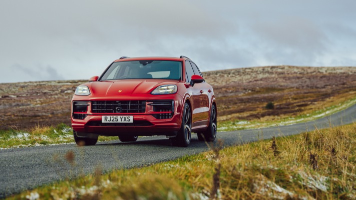 Porsche Cayenne GTS UK Version 2025. Desktop wallpaper