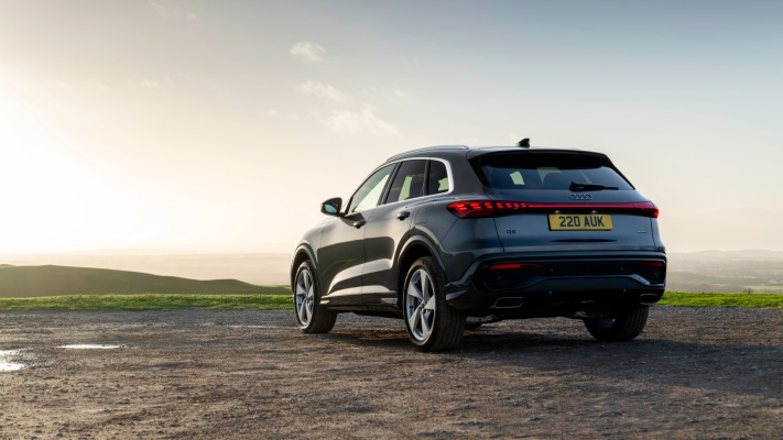 Audi Q5 e-hybrid UK Version 2026. Desktop wallpaper