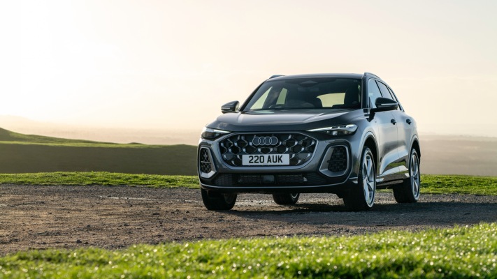 Audi Q5 e-hybrid UK Version 2026. Desktop wallpaper