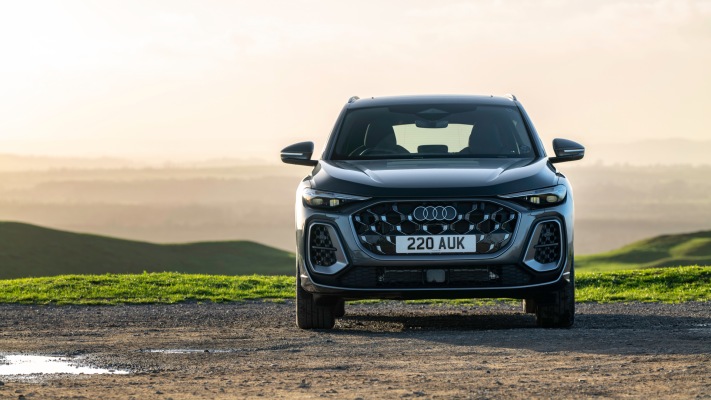 Audi Q5 e-hybrid UK Version 2026. Desktop wallpaper
