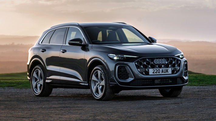 Audi Q5 e-hybrid UK Version 2026. Desktop wallpaper