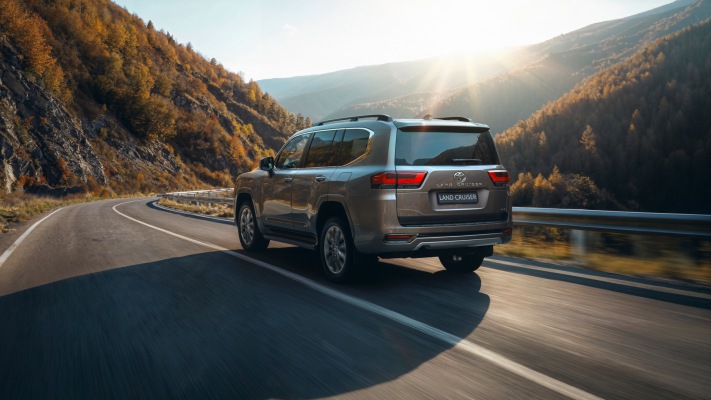 Toyota Land Cruiser 300 Performance Hybrid 2026. Desktop wallpaper