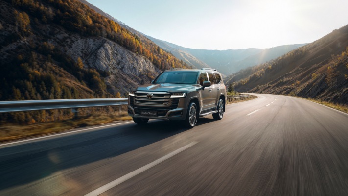 Toyota Land Cruiser 300 Performance Hybrid 2026. Desktop wallpaper