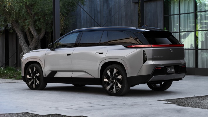 Toyota Highlander 2027. Desktop wallpaper