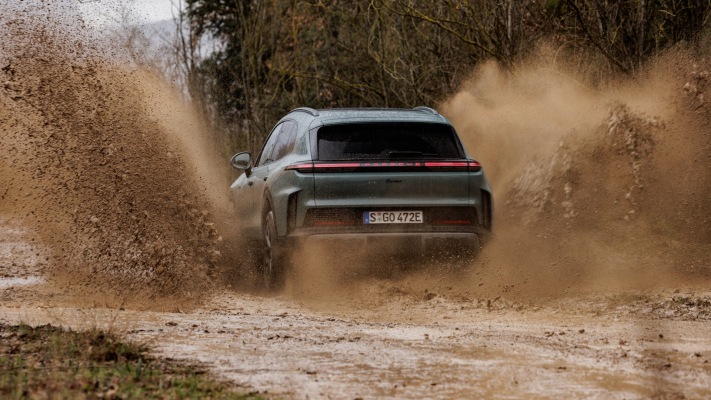 Porsche Cayenne Turbo Electric 2027. Desktop wallpaper