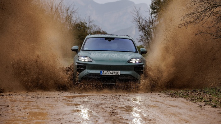 Porsche Cayenne Turbo Electric 2027. Desktop wallpaper