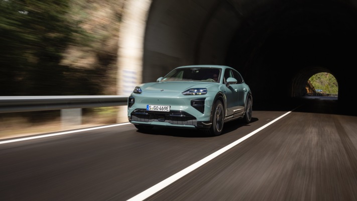 Porsche Cayenne Turbo Electric 2027. Desktop wallpaper