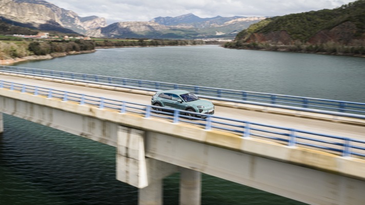 Porsche Cayenne Turbo Electric 2027. Desktop wallpaper