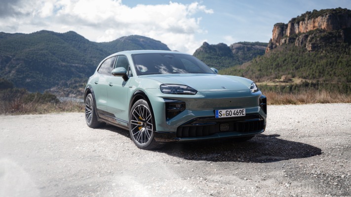 Porsche Cayenne Turbo Electric 2027. Desktop wallpaper