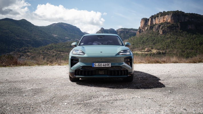 Porsche Cayenne Turbo Electric 2027. Desktop wallpaper