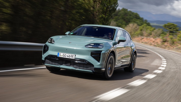 Porsche Cayenne Turbo Electric 2027. Desktop wallpaper