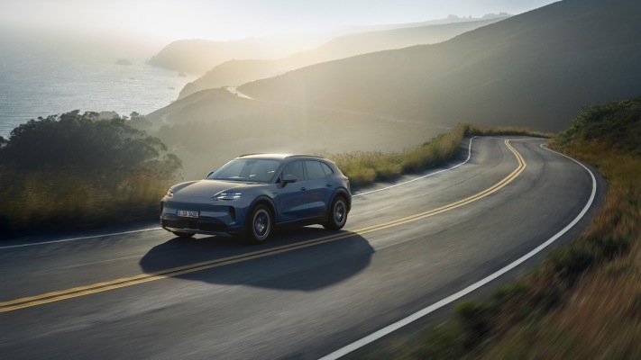 Porsche Cayenne S Electric 2027. Desktop wallpaper