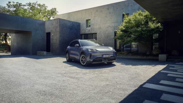 Porsche Cayenne S Electric 2027. Desktop wallpaper