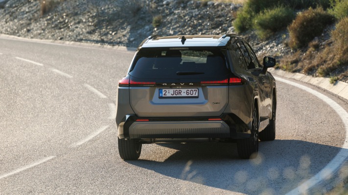 Toyota RAV4 HEV Avantgarde 2026. Desktop wallpaper