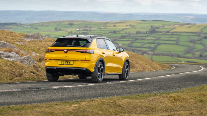 Volkswagen T-Roc R-Line 1.5 eTSI UK Version 2026. Desktop wallpaper