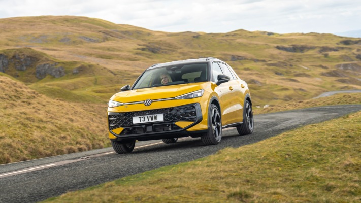 Volkswagen T-Roc R-Line 1.5 eTSI UK Version 2026. Desktop wallpaper