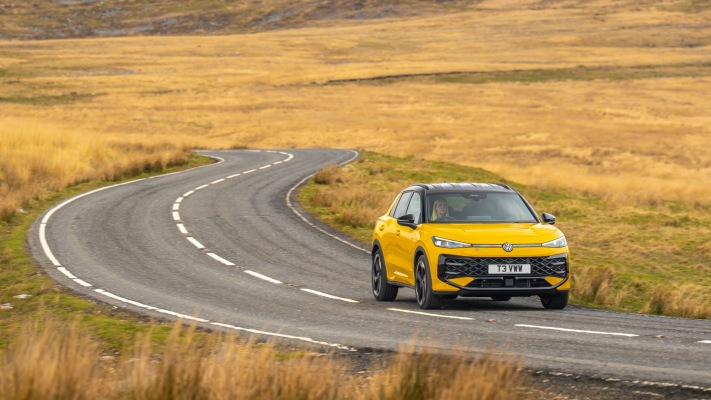 Volkswagen T-Roc R-Line 1.5 eTSI UK Version 2026. Desktop wallpaper