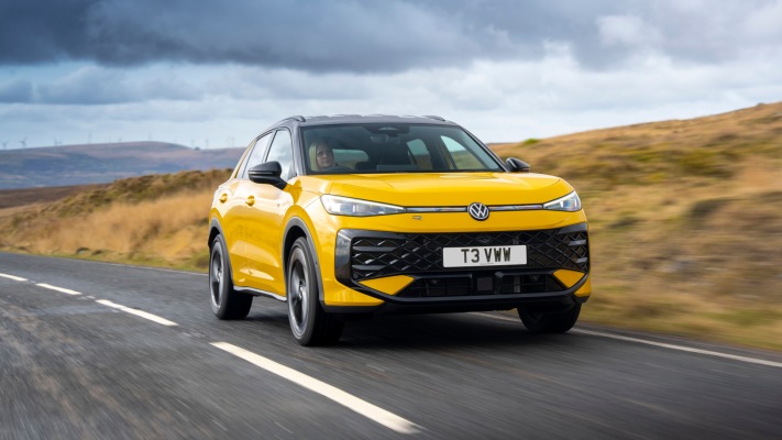 Volkswagen T-Roc R-Line 1.5 eTSI UK Version 2026. Desktop wallpaper