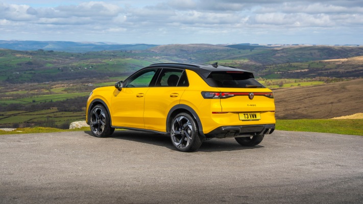 Volkswagen T-Roc R-Line 1.5 eTSI UK Version 2026. Desktop wallpaper