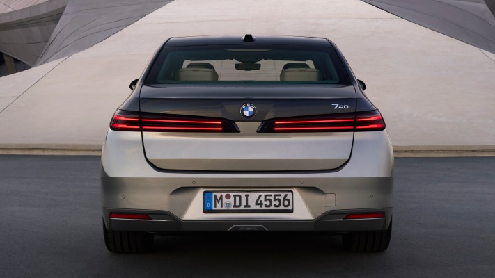 BMW 740 xDrive 2027. Desktop wallpaper