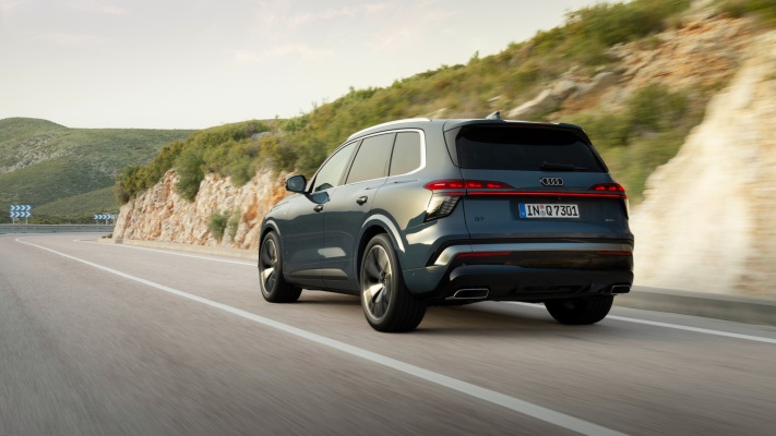 Audi Q7 2027. Desktop wallpaper