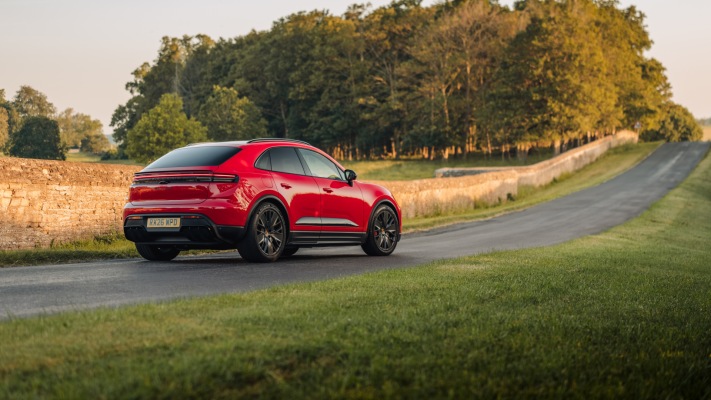 Porsche Macan GTS UK Version 2026. Desktop wallpaper