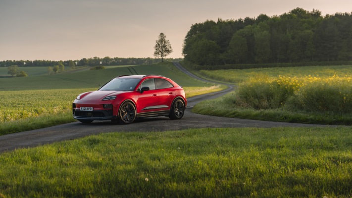 Porsche Macan GTS UK Version 2026. Desktop wallpaper