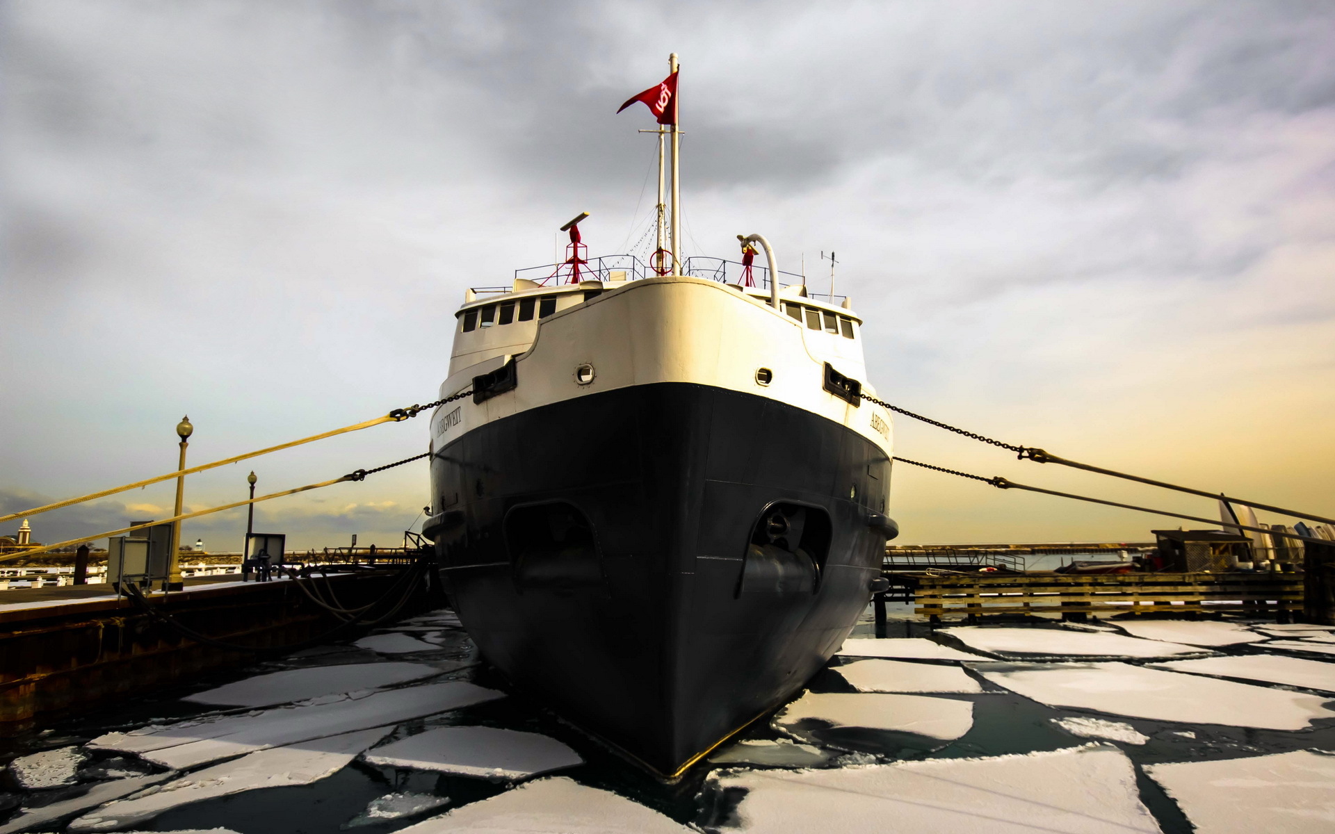 Ship файлы. Город Аделаида корабль. Чита корабль в городе. Суда 1680*900. Люда на корабле порт 1920.