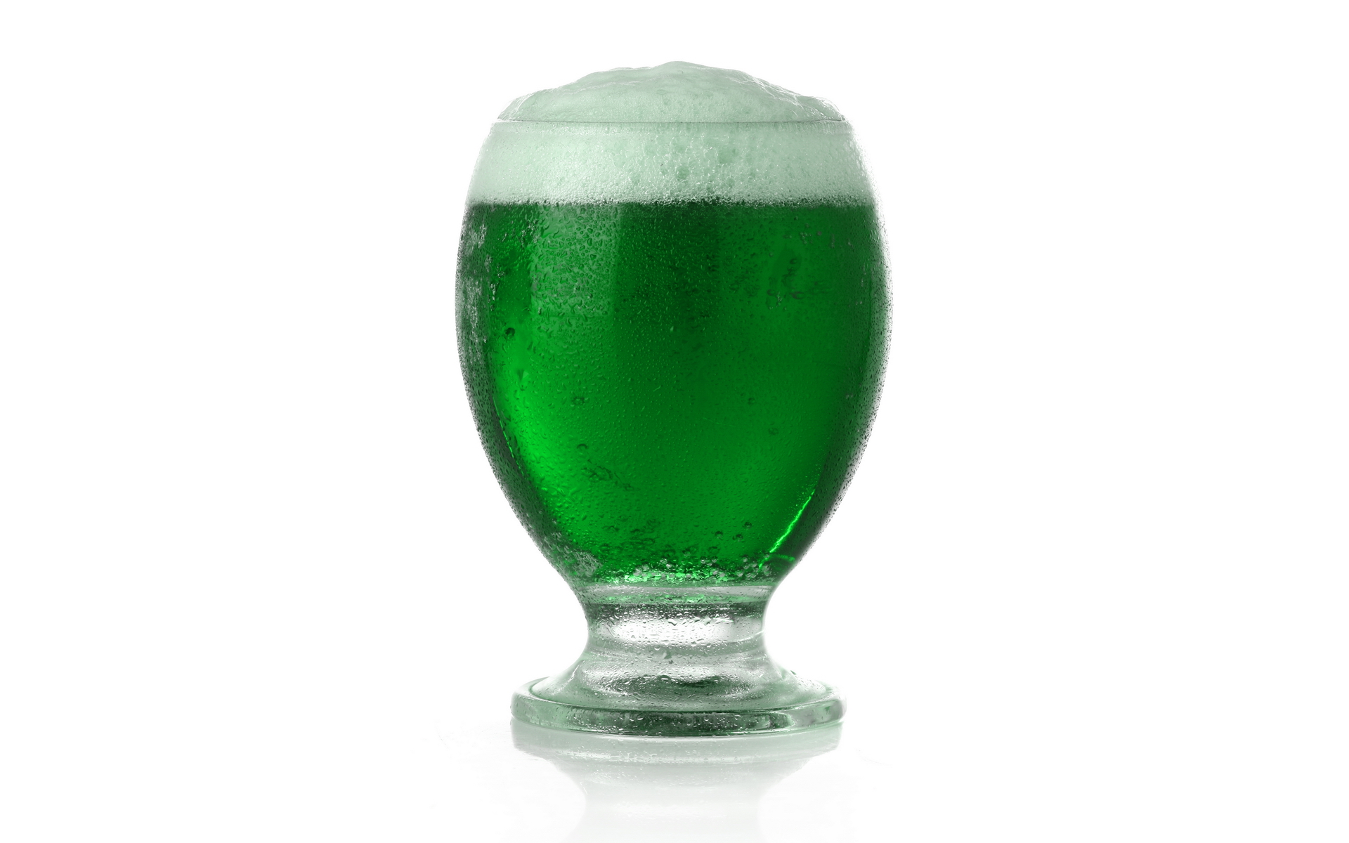 Стакан с зеленой водой. Тархун в стакане. Тархун в бокале. Тархун напиток в бокале. Лимонад Тархун.