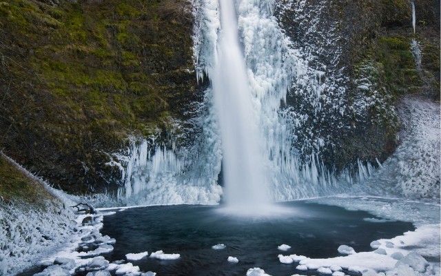 Waterfalls. Desktop wallpaper