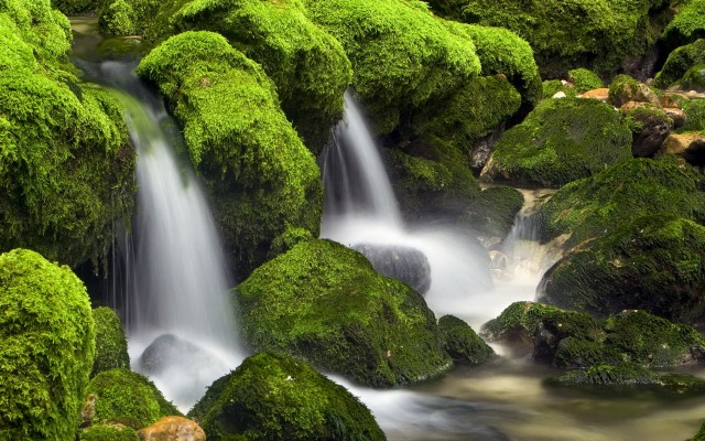 Waterfalls. Desktop wallpaper