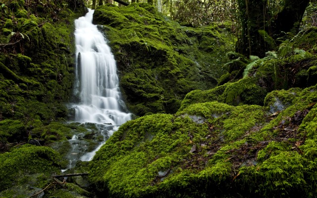 Waterfalls. Desktop wallpaper