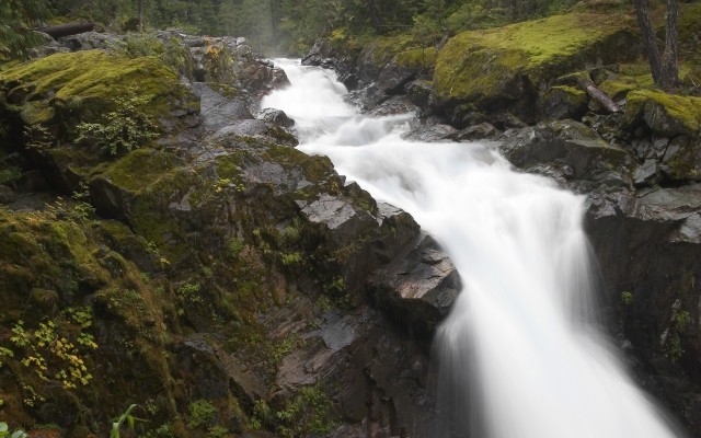 Waterfalls. Desktop wallpaper