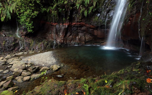 Waterfalls. Desktop wallpaper