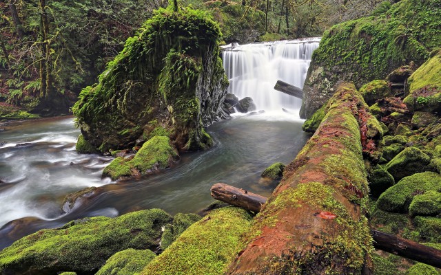 Waterfalls. Desktop wallpaper