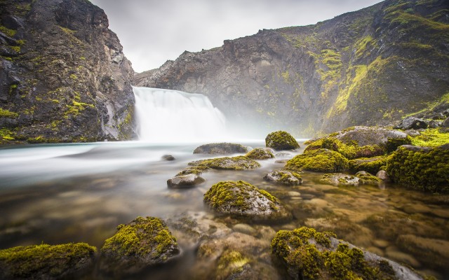 Waterfalls. Desktop wallpaper