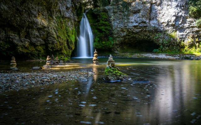 Waterfalls. Desktop wallpaper