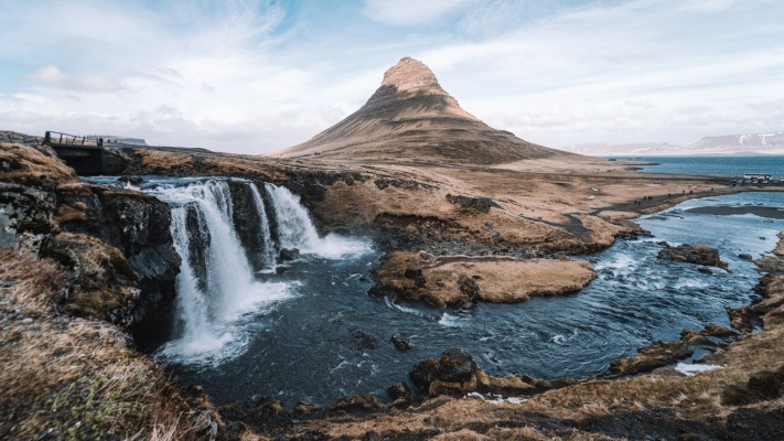 Waterfalls. Desktop wallpaper