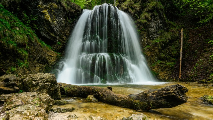 Waterfalls. Desktop wallpaper