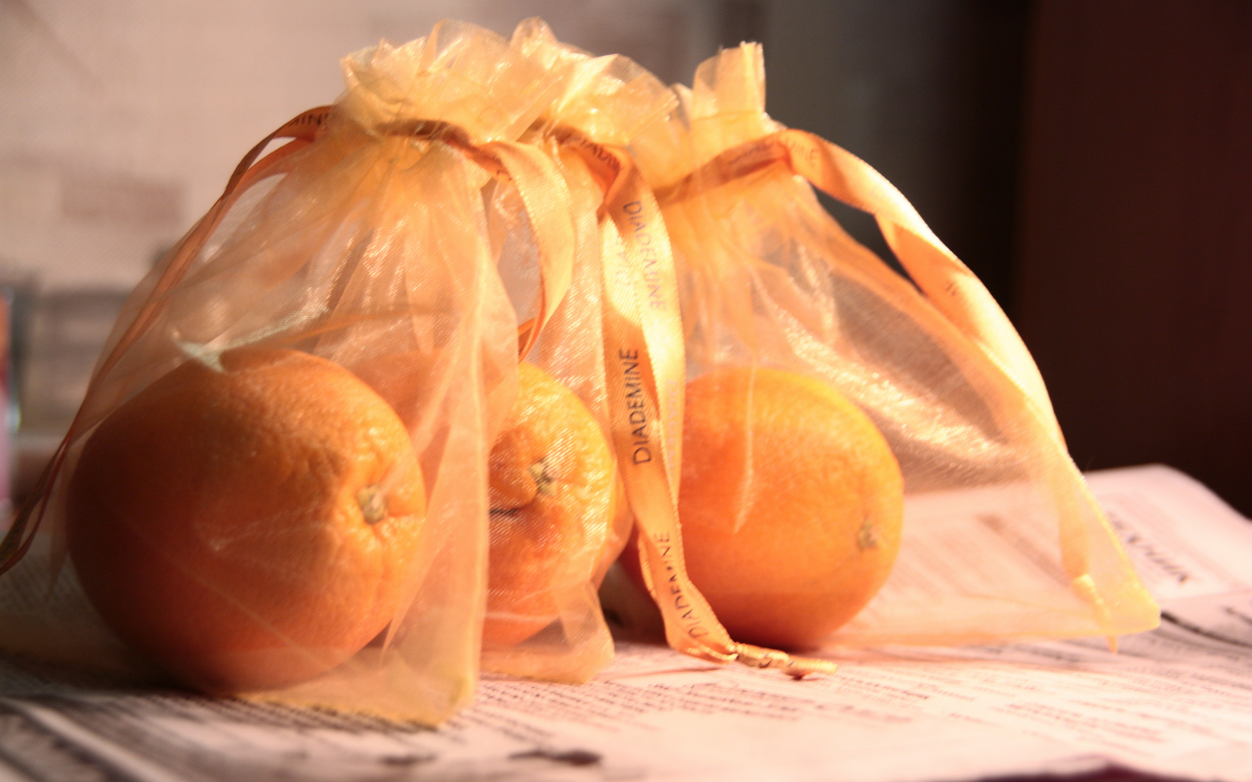В пакете лежат мандарины. Мандарины в пакете. Упаковка мандаринов. Мандарины в пакете красиво. Мандарины в прозрачном пакете.